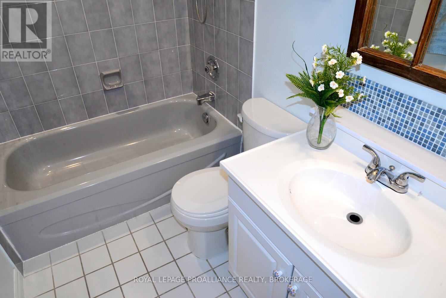 61 - 1 Place D'armes, Kingston, Ontario  K7K 6S3 - Photo 18 - X12294266