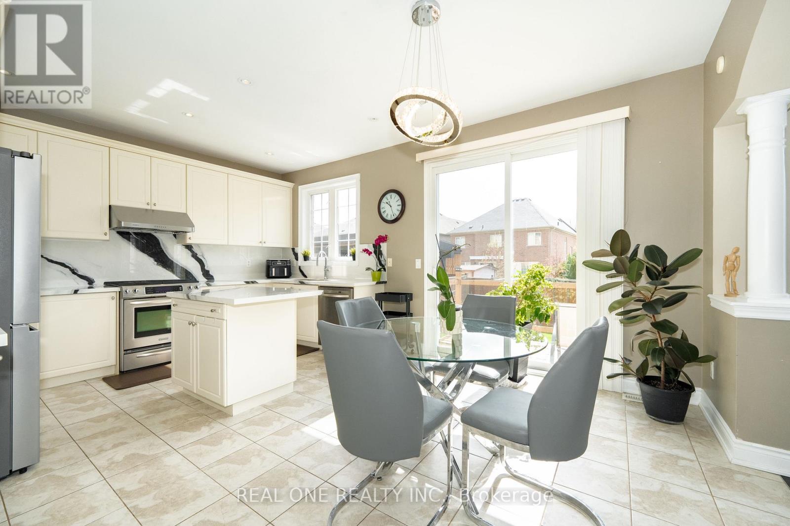 11 Zoran Lane, Vaughan, Ontario L6A 4E4 - Photo 10 - N12294125