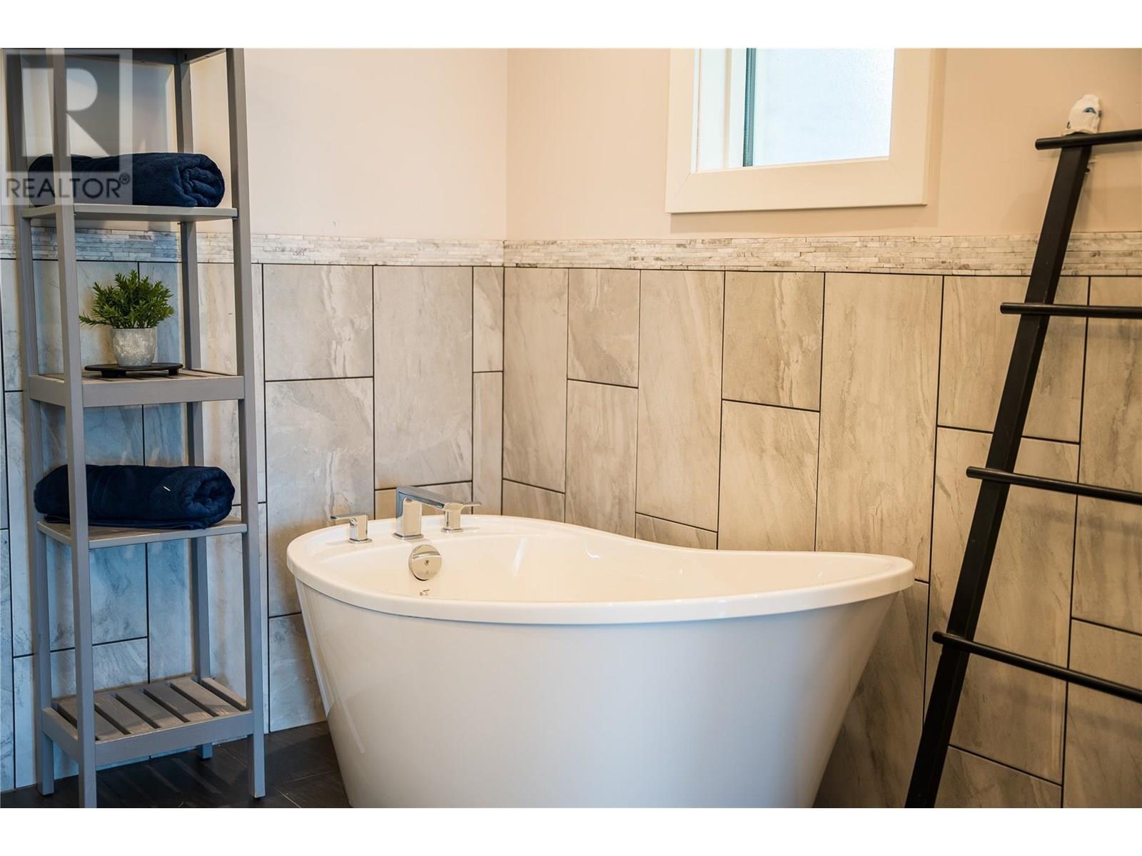 2614 3a Highway, Nelson, British Columbia  V1L 6K9 - Photo 23 - 10354948