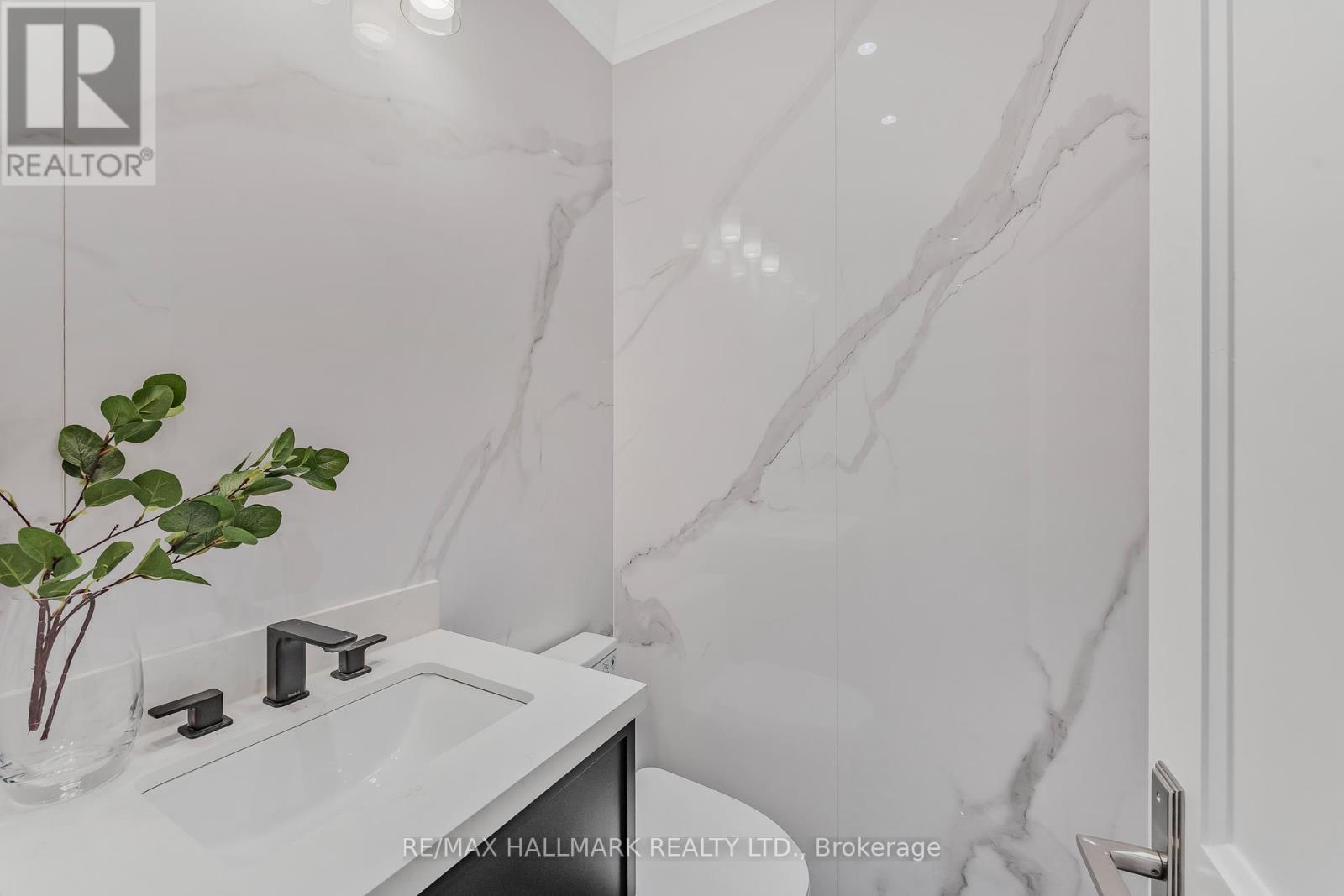 42 Agar Crescent, Toronto, Ontario  M9B 5A6 - Photo 15 - W12294036
