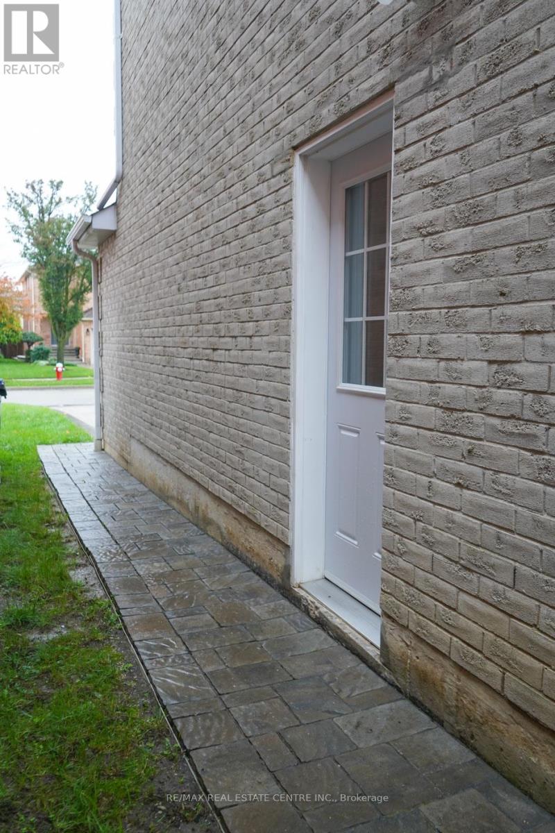 3153 Shadetree Drive, Mississauga, Ontario  L5N 6P3 - Photo 4 - W12294117