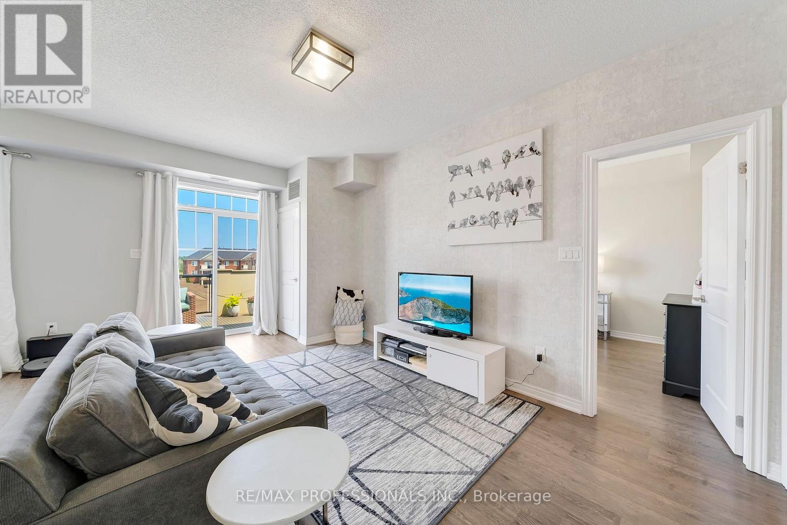 Property at 301 - 2339 SAWGRASS DRIVE image 4