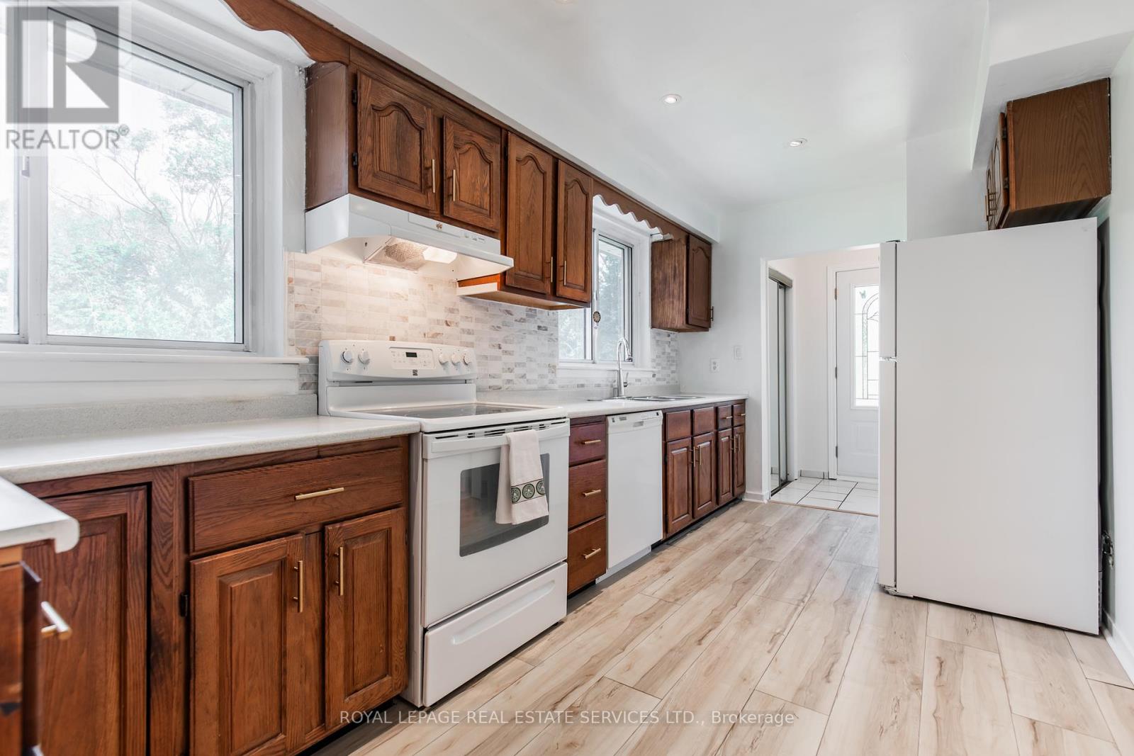 75 Upwood Avenue, Toronto, Ontario  M6L 3A4 - Photo 10 - W12294160