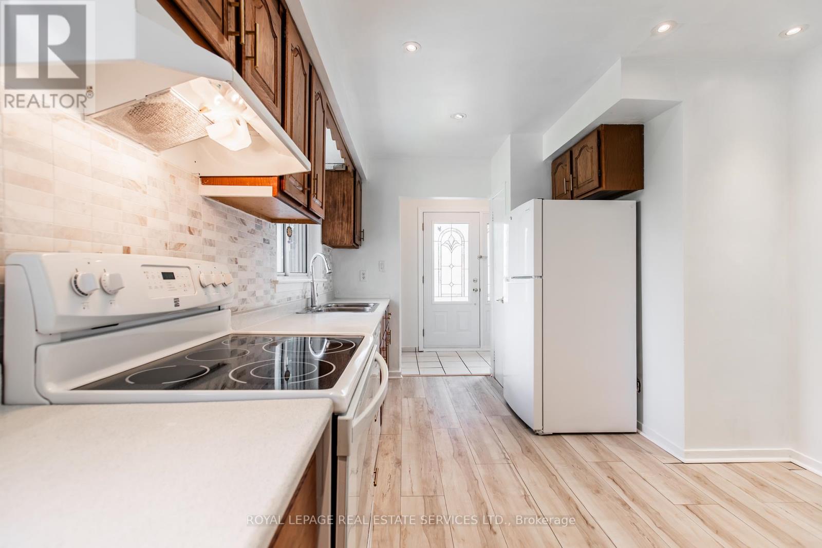 75 Upwood Avenue, Toronto, Ontario  M6L 3A4 - Photo 11 - W12294160