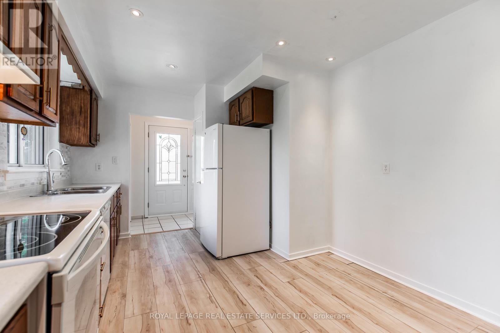 75 Upwood Avenue, Toronto, Ontario  M6L 3A4 - Photo 12 - W12294160