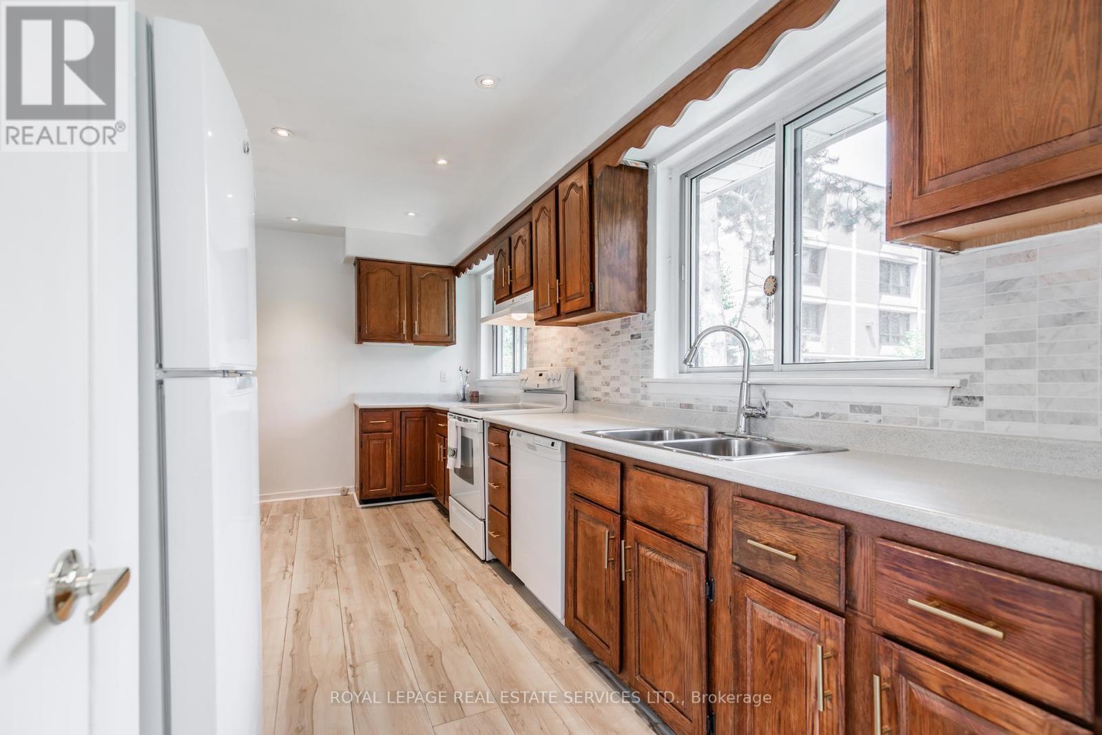 75 Upwood Avenue, Toronto, Ontario  M6L 3A4 - Photo 13 - W12294160