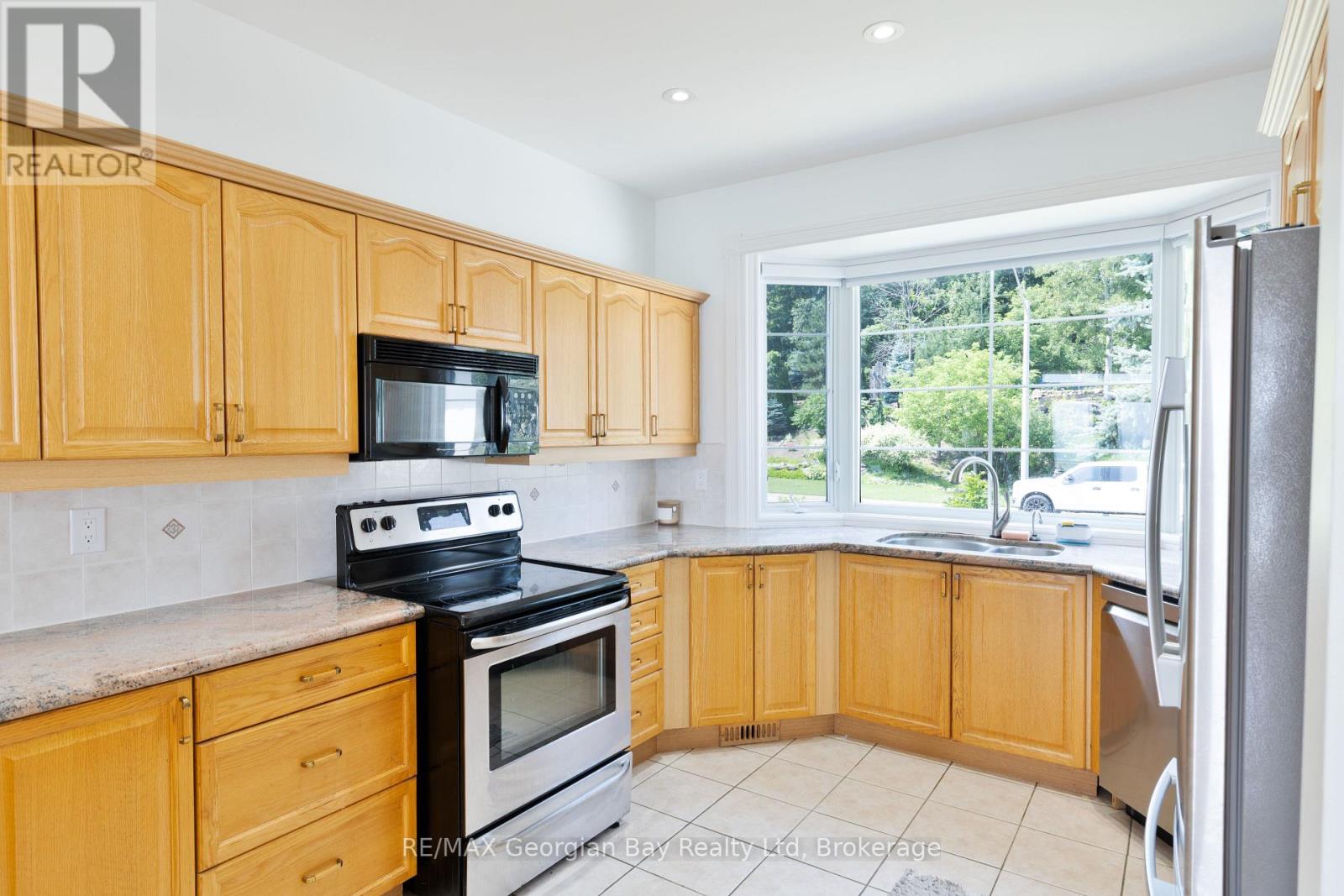 Property at 369 ABERDEEN BOULEVARD image 5