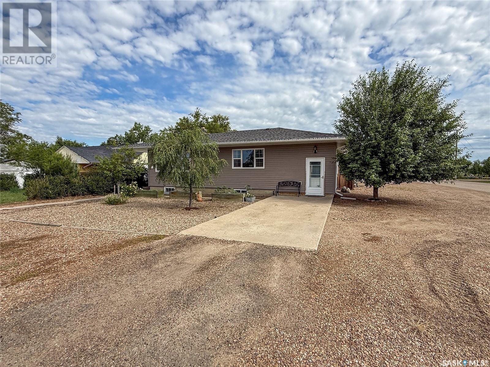 223 2nd Avenue E, Frontier, Saskatchewan  S0N 0W0 - Photo 4 - SK013102