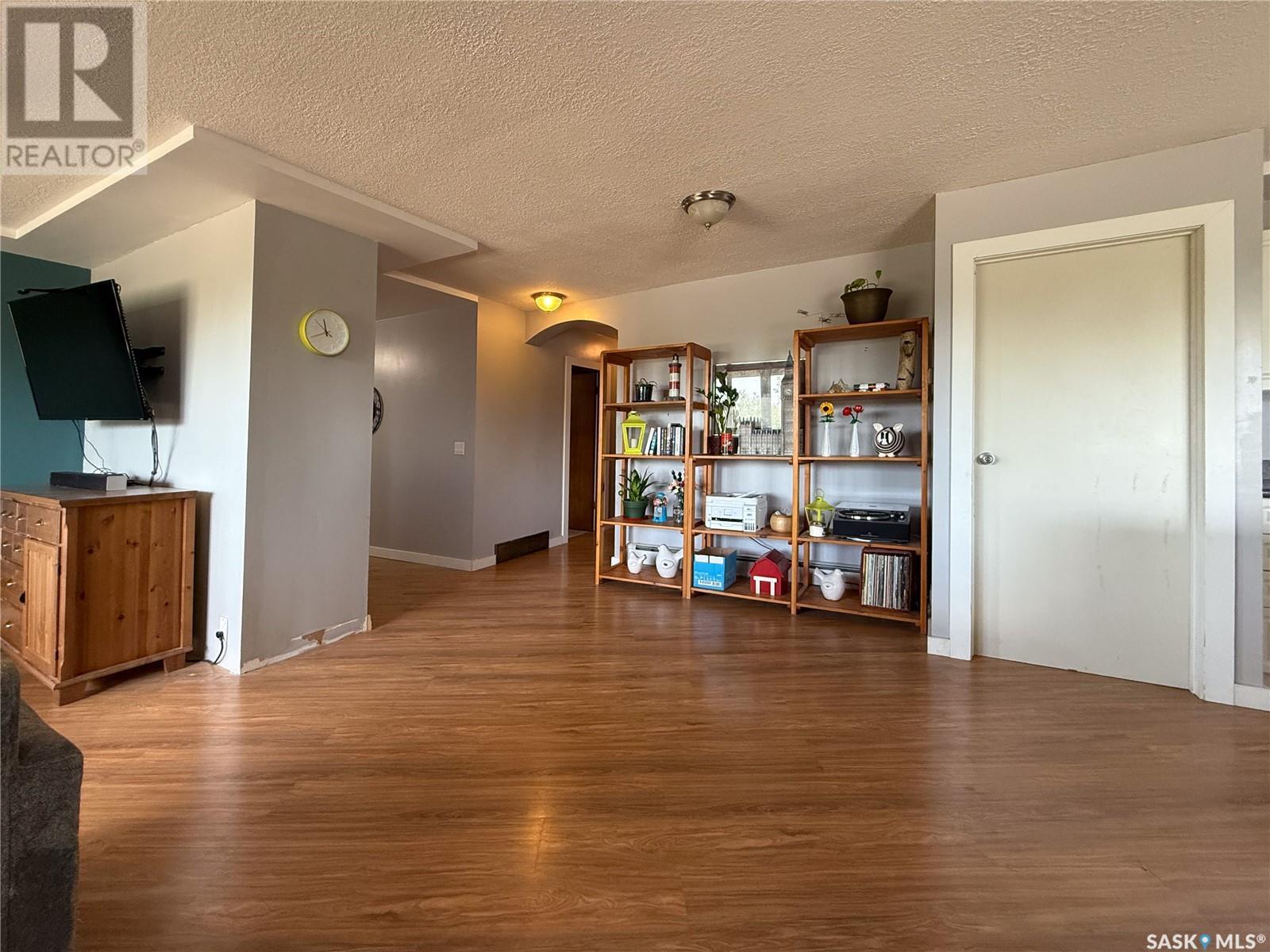 223 2nd Avenue E, Frontier, Saskatchewan  S0N 0W0 - Photo 6 - SK013102