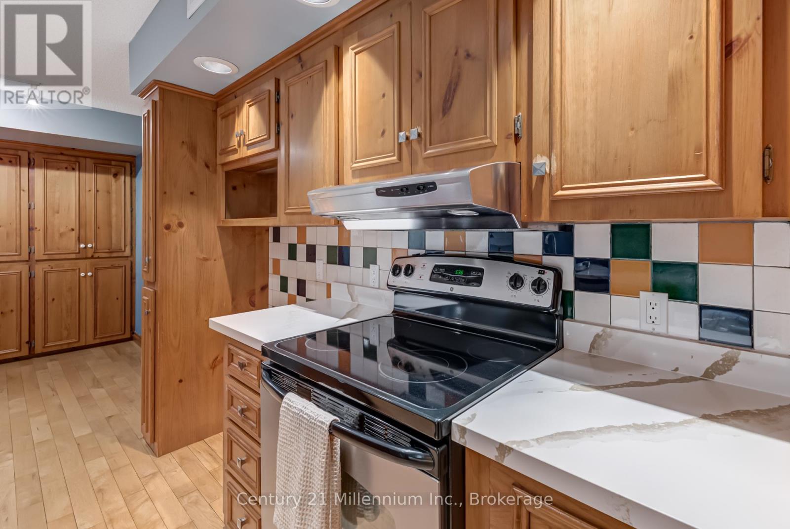 8 Willow Drive, Tiny, Ontario  L0L 1P1 - Photo 11 - S12294405