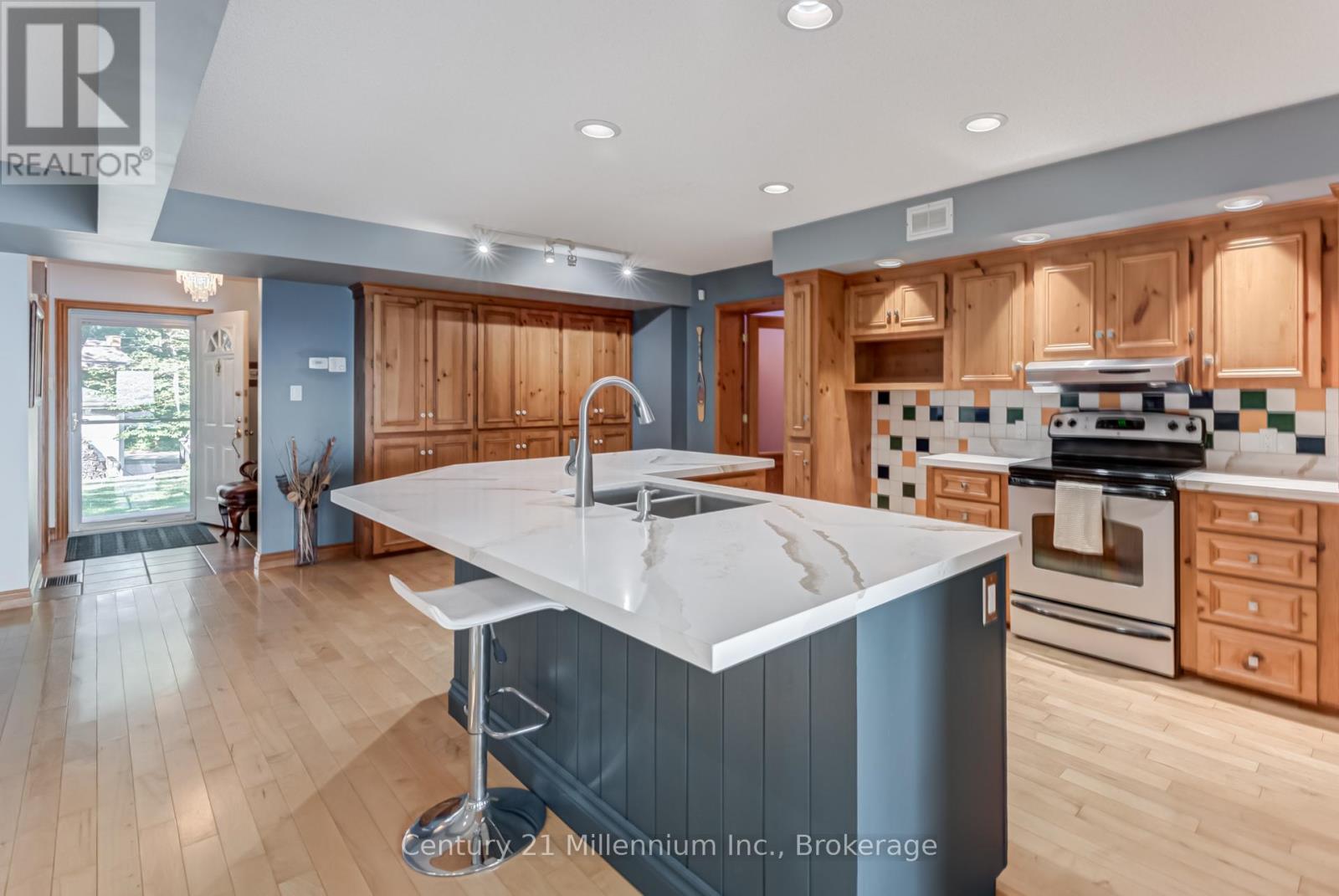 8 Willow Drive, Tiny, Ontario  L0L 1P1 - Photo 8 - S12294405