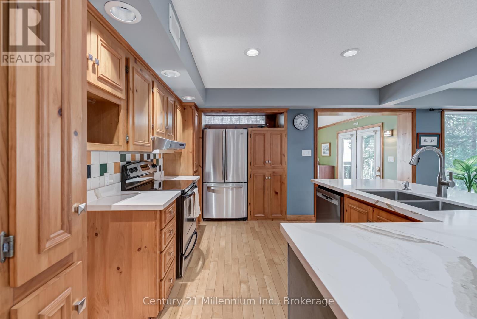 8 Willow Drive, Tiny, Ontario  L0L 1P1 - Photo 9 - S12294405