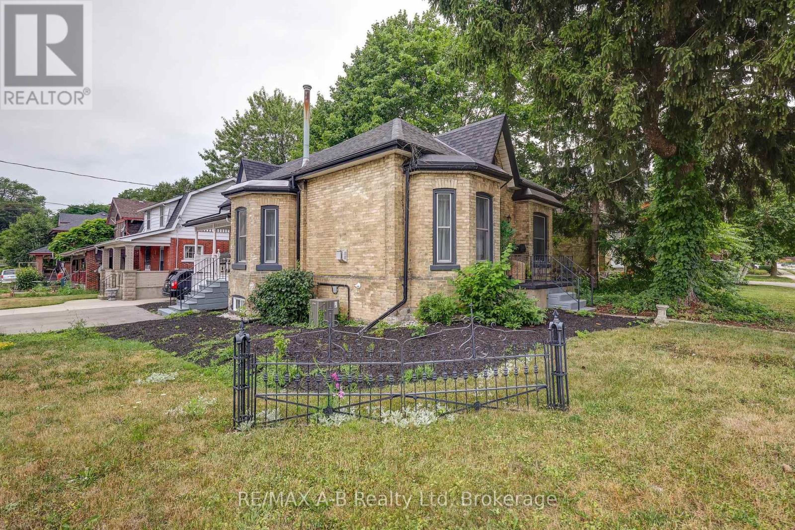 246 Wellington Street, Stratford, Ontario  N5A 2L6 - Photo 5 - X12294414