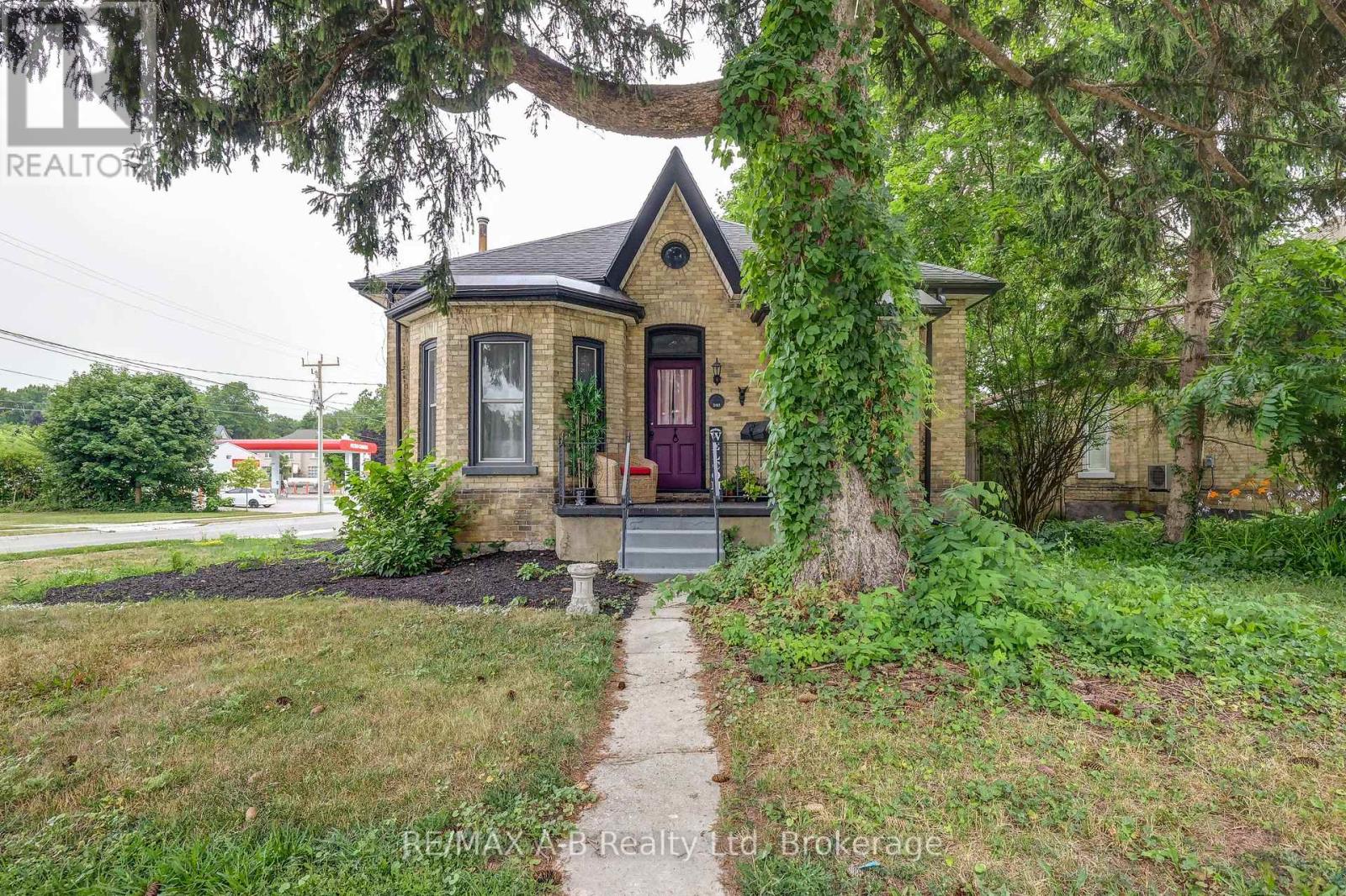 246 Wellington Street, Stratford, Ontario  N5A 2L6 - Photo 2 - X12294414