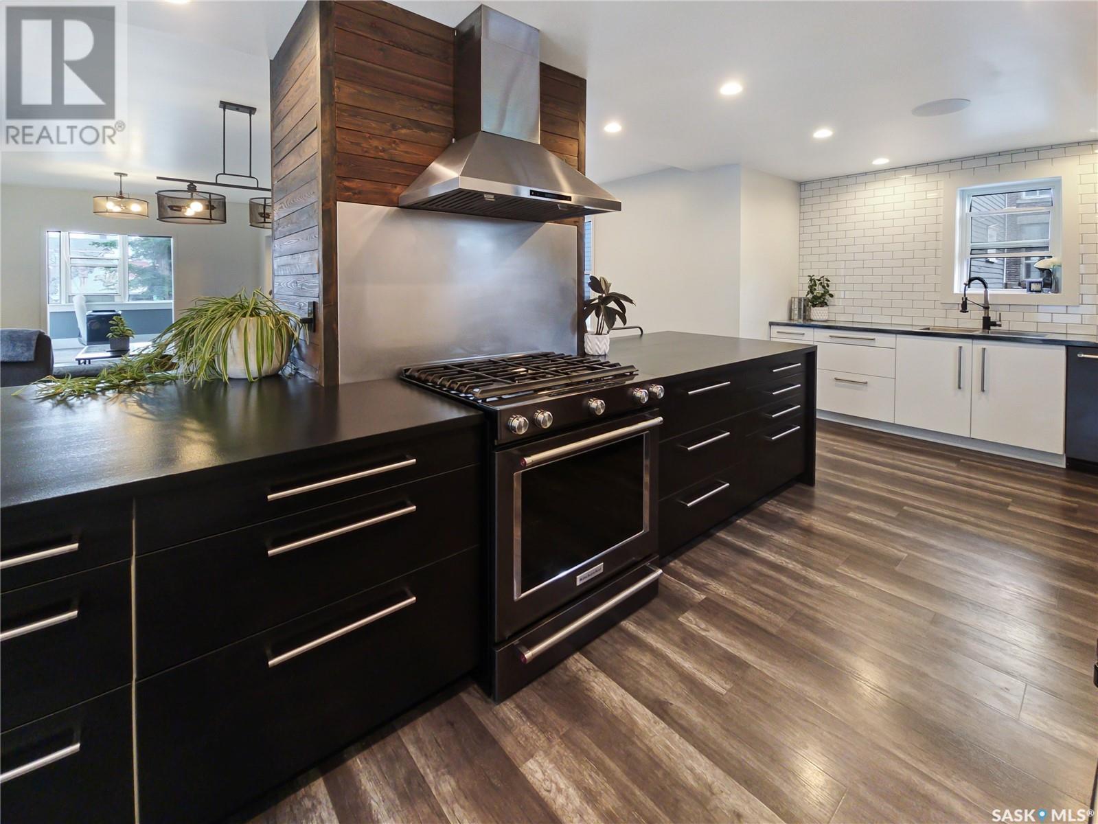 Property at 227 H AVENUE S image 4