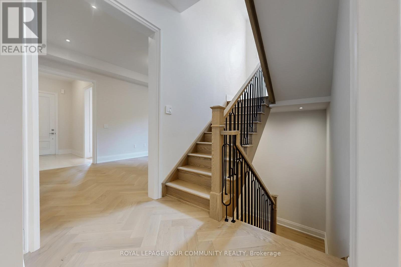 61 Milky Way Drive, Richmond Hill (Observatory), Ontario  L4C 4M9 - Photo 2 - N12294269