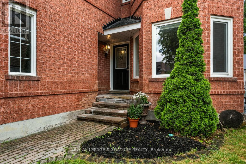 584 Doubletree Lane, Newmarket, Ontario  L3X 2K6 - Photo 3 - N12294328