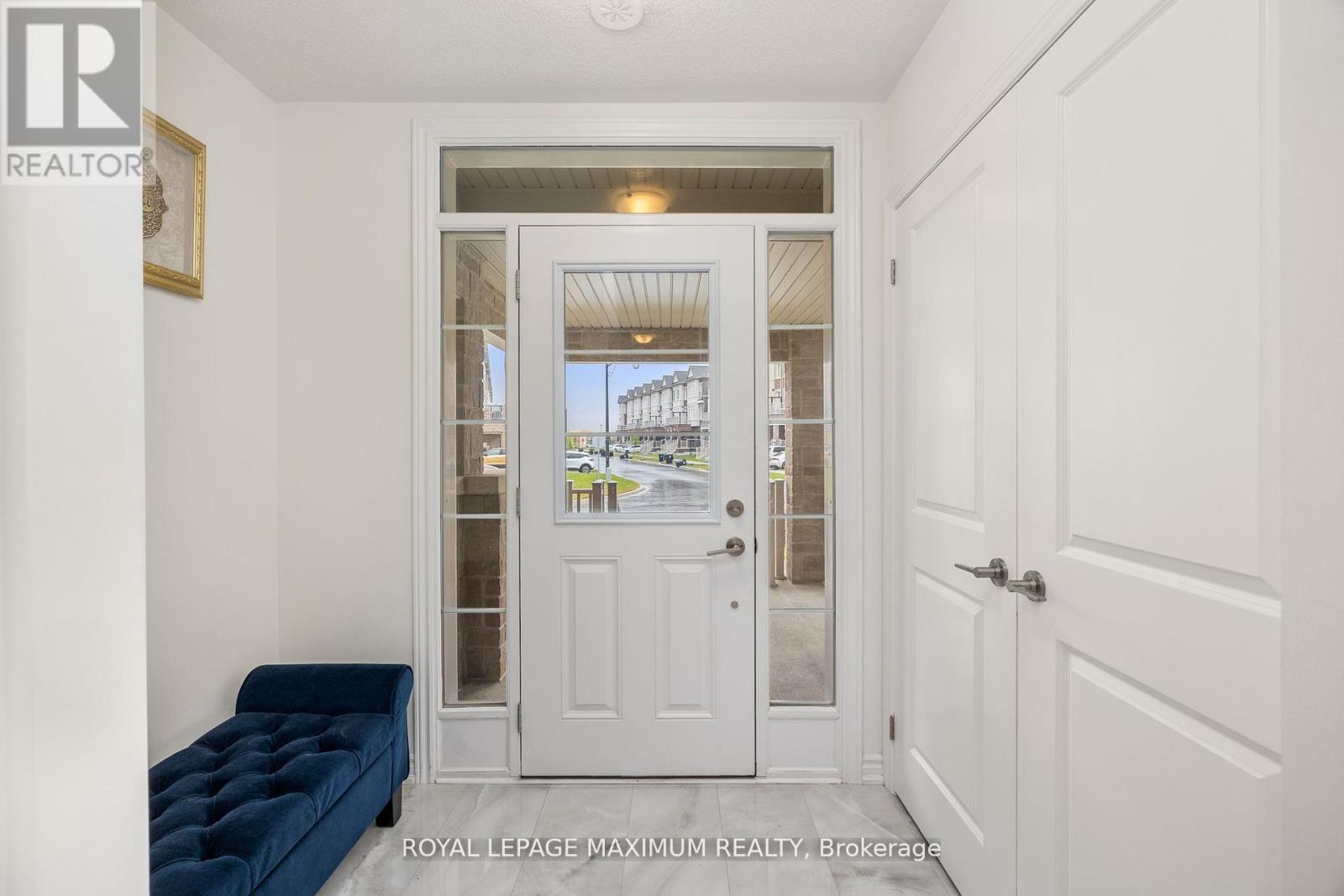 40 Rotary Way, Bradford West Gwillimbury, Ontario  L3Z 4P3 - Photo 2 - N12294353