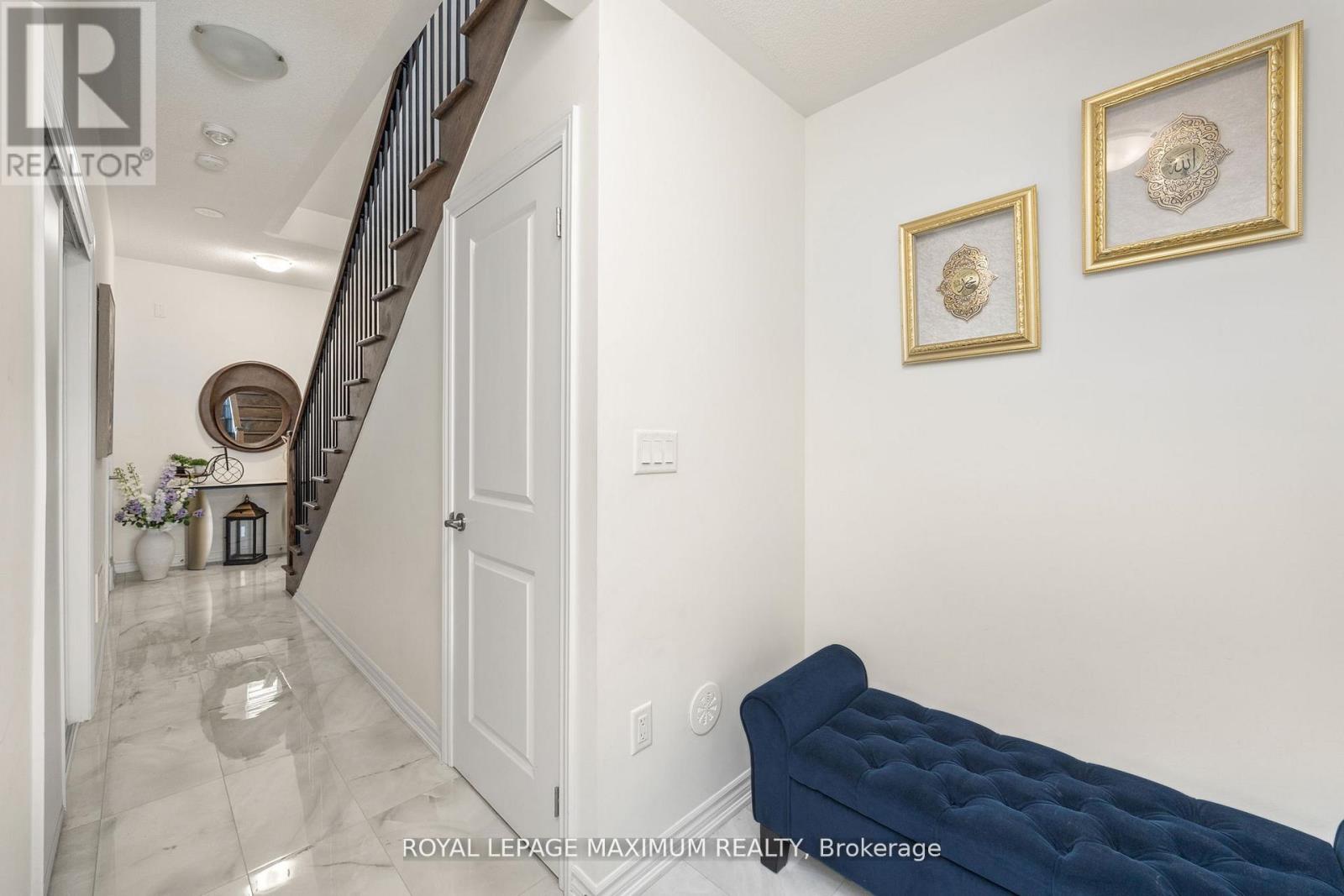 40 Rotary Way, Bradford West Gwillimbury, Ontario  L3Z 4P3 - Photo 3 - N12294353