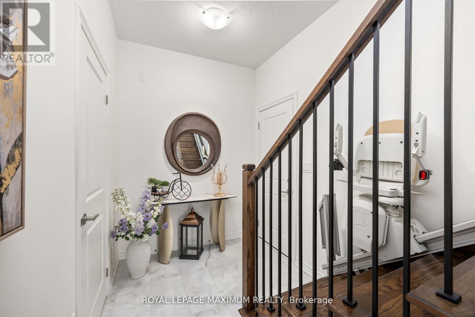 40 Rotary Way, Bradford West Gwillimbury, Ontario  L3Z 4P3 - Photo 4 - N12294353