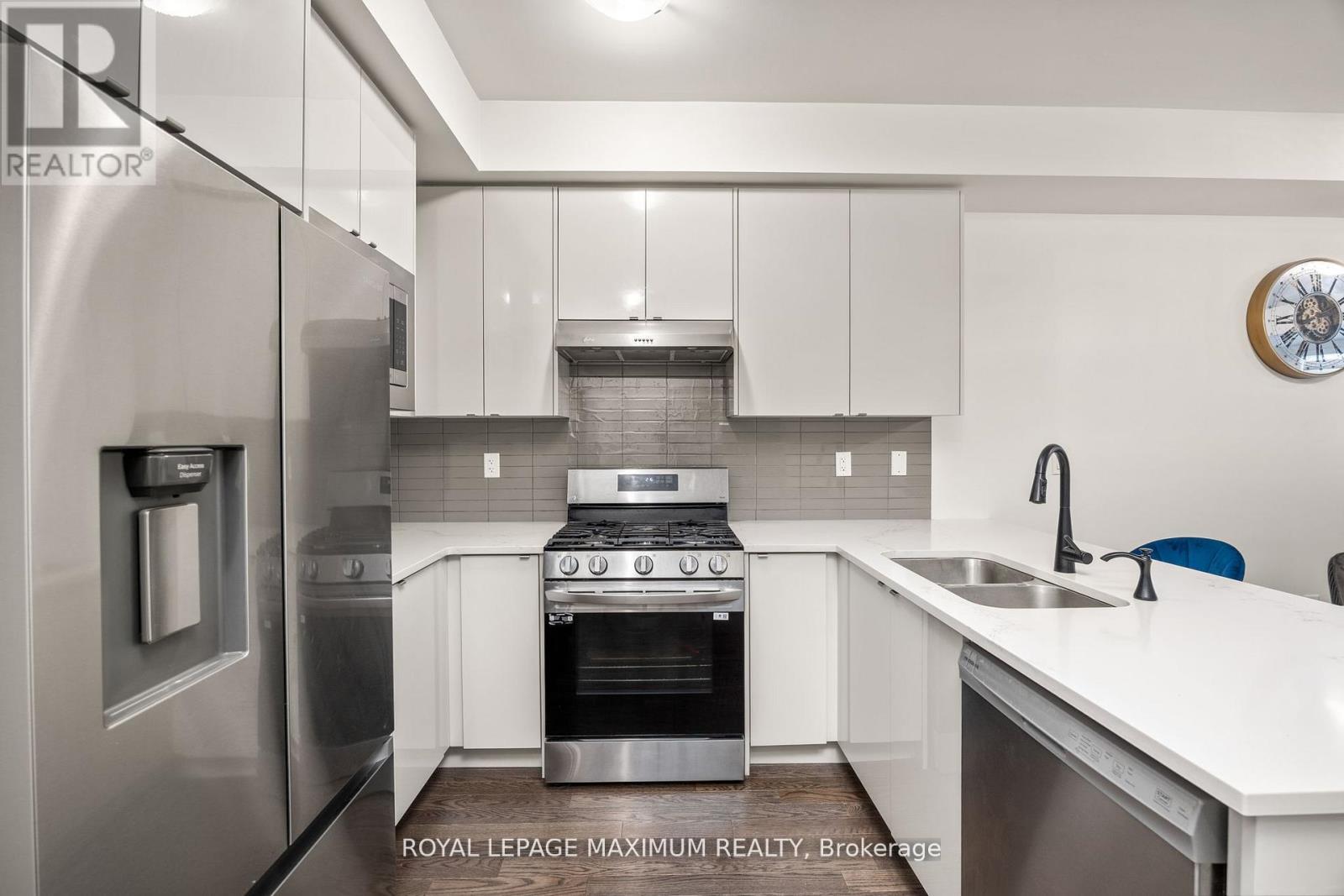 40 Rotary Way, Bradford West Gwillimbury, Ontario  L3Z 4P3 - Photo 6 - N12294353