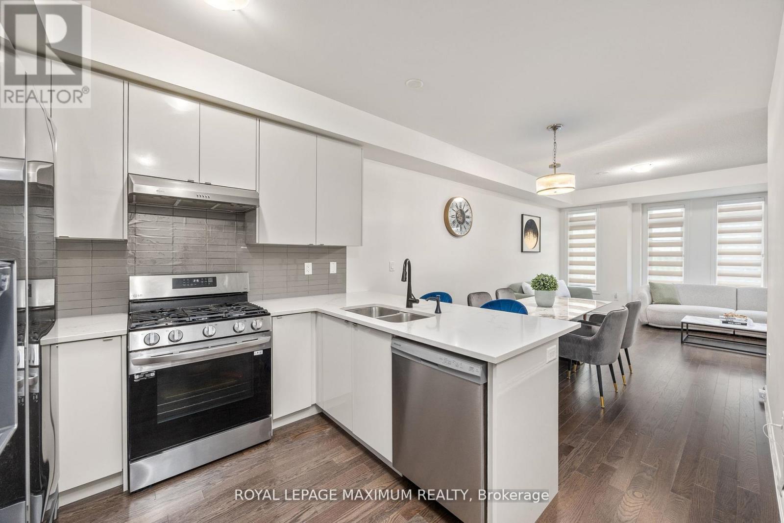 40 Rotary Way, Bradford West Gwillimbury, Ontario  L3Z 4P3 - Photo 7 - N12294353