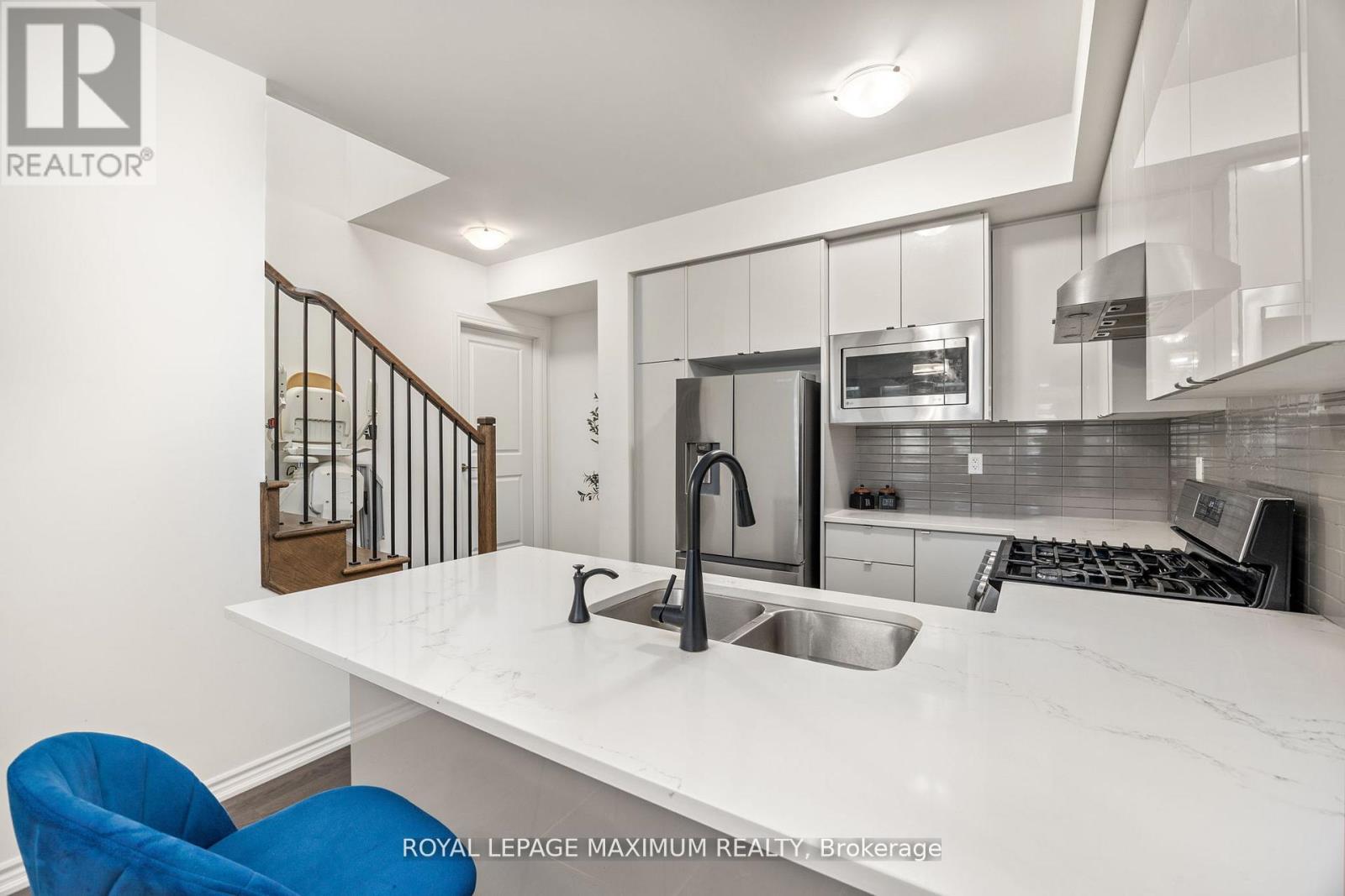 40 Rotary Way, Bradford West Gwillimbury, Ontario  L3Z 4P3 - Photo 8 - N12294353