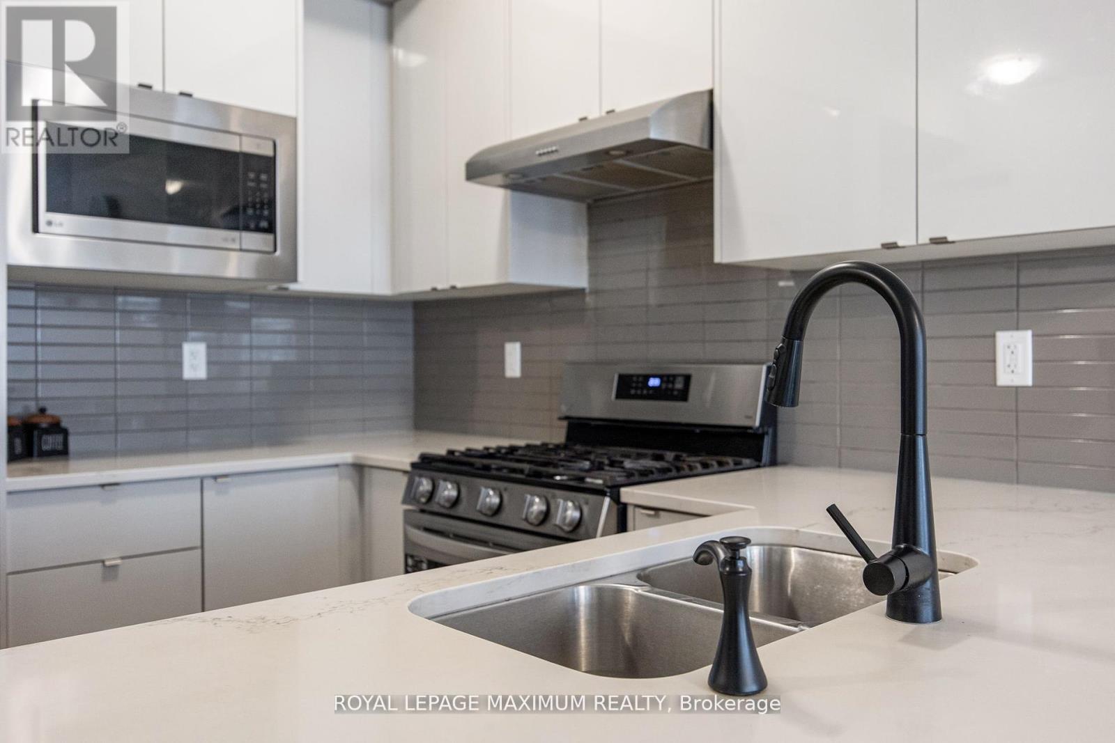 40 Rotary Way, Bradford West Gwillimbury, Ontario  L3Z 4P3 - Photo 9 - N12294353