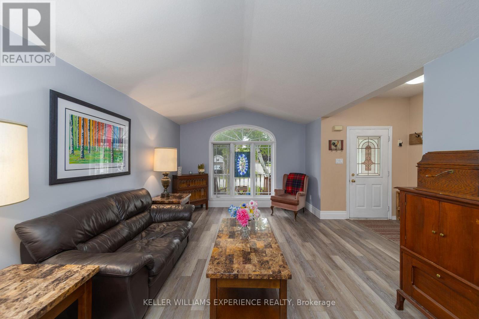 Property at 137 QUEEN STREET image 5