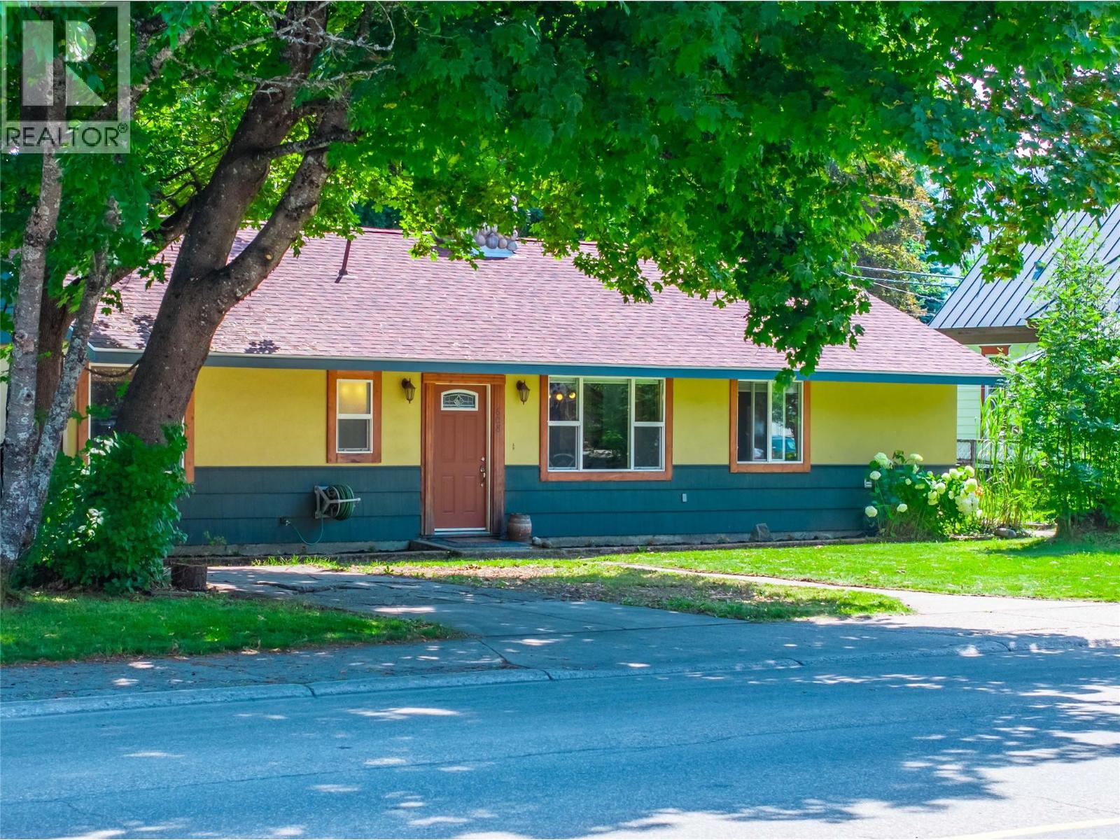 608 Mackenzie Avenue, Revelstoke, British Columbia  V0E 2S0 - Photo 1 - 10356450