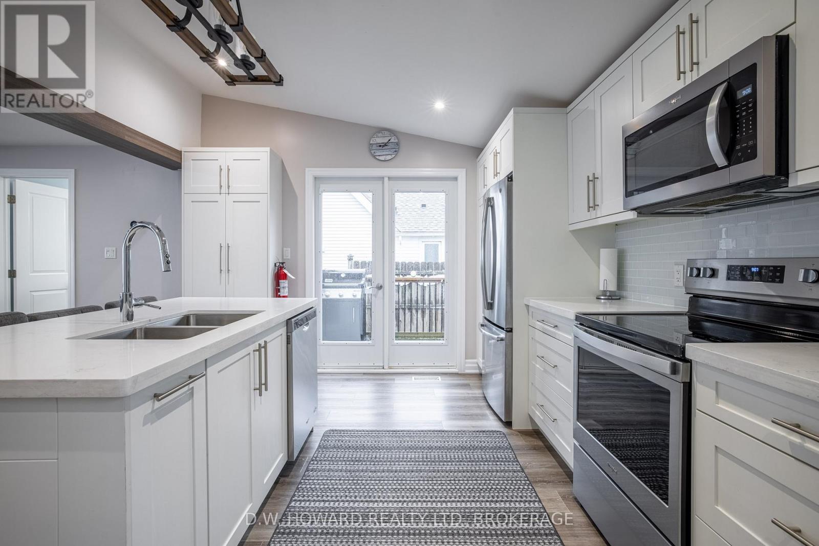 474 Lakeshore Road, Fort Erie (Lakeshore), Ontario  L2A 1B5 - Photo 14 - X12294586