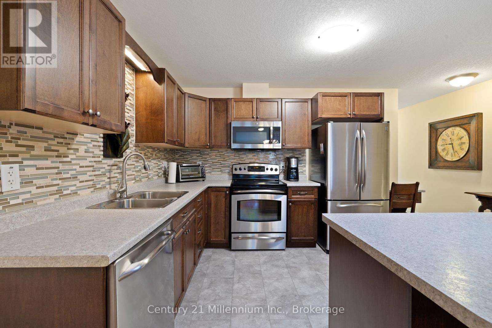 9 Garden Grove Crescent, Wasaga Beach, Ontario  L9Z 0E6 - Photo 7 - S12294556