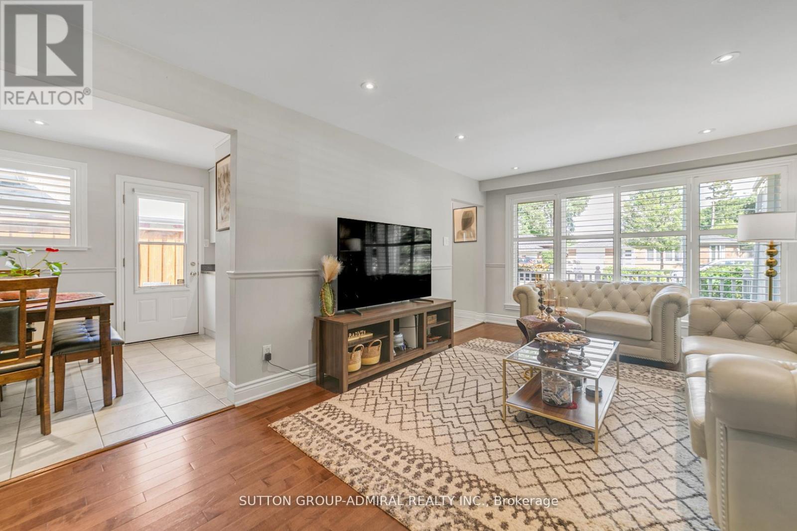 10 Kitimat Crescent, Aurora, Ontario L4G 3C3 - Photo 3 - N12294447