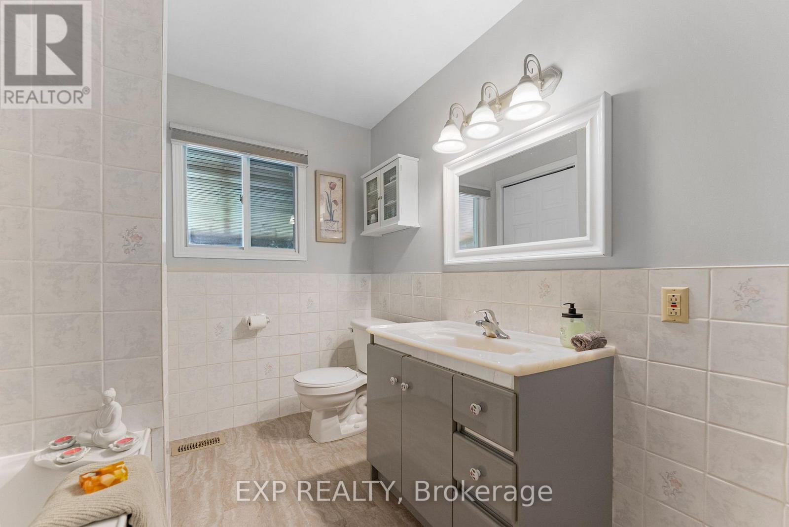 1128 Kamaniskeg Lake Road, Hastings Highlands (Bangor Ward), Ontario  K0J 1L0 - Photo 12 - X12250612