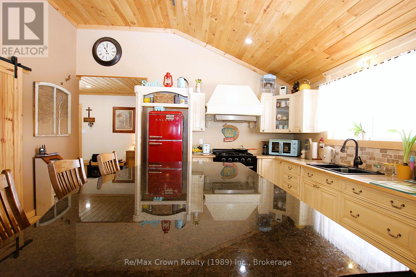303 Clear Lake Road, Parry Sound Remote Area, Ontario  P0H 1A0 - Photo 15 - X12258939