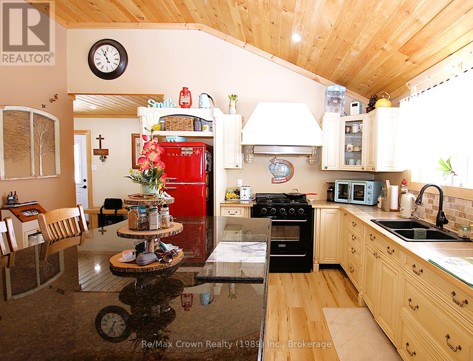 303 Clear Lake Road, Parry Sound Remote Area, Ontario  P0H 1A0 - Photo 13 - X12258939