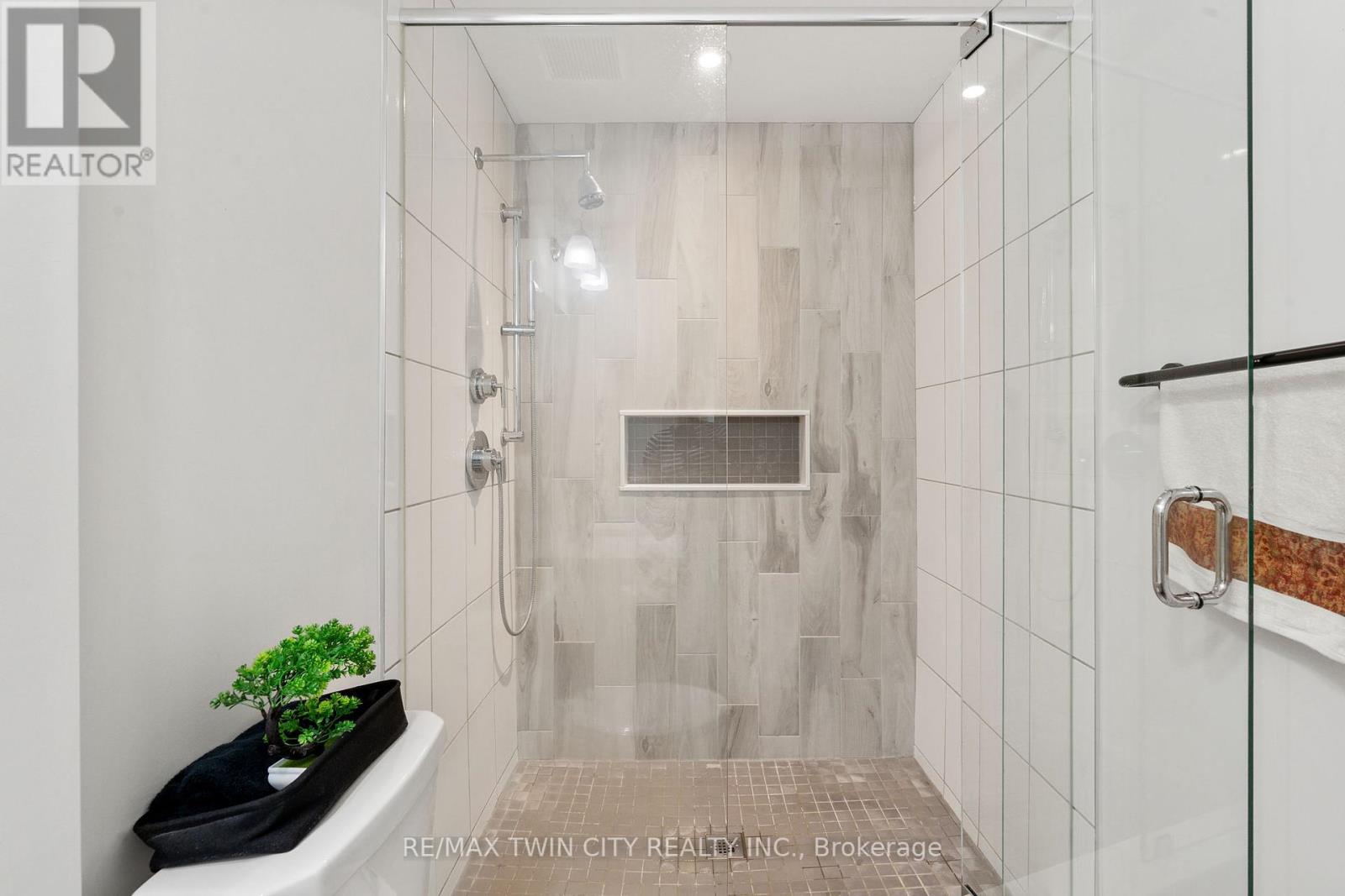 47 Pondcliffe Drive, Kitchener, Ontario  N2R 0M3 - Photo 25 - X12294679