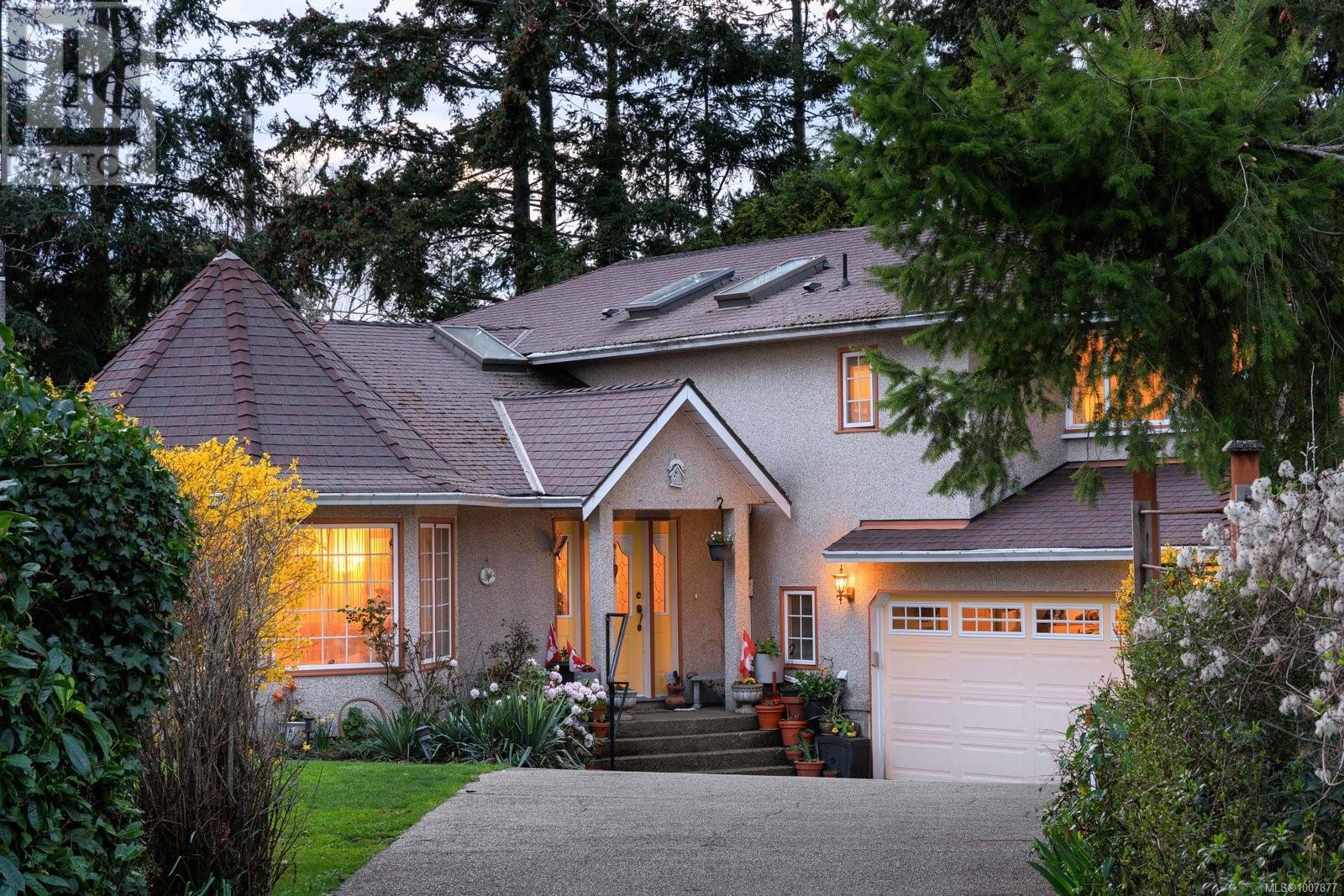 Property at 2832 Cadboro Bay Rd image 2