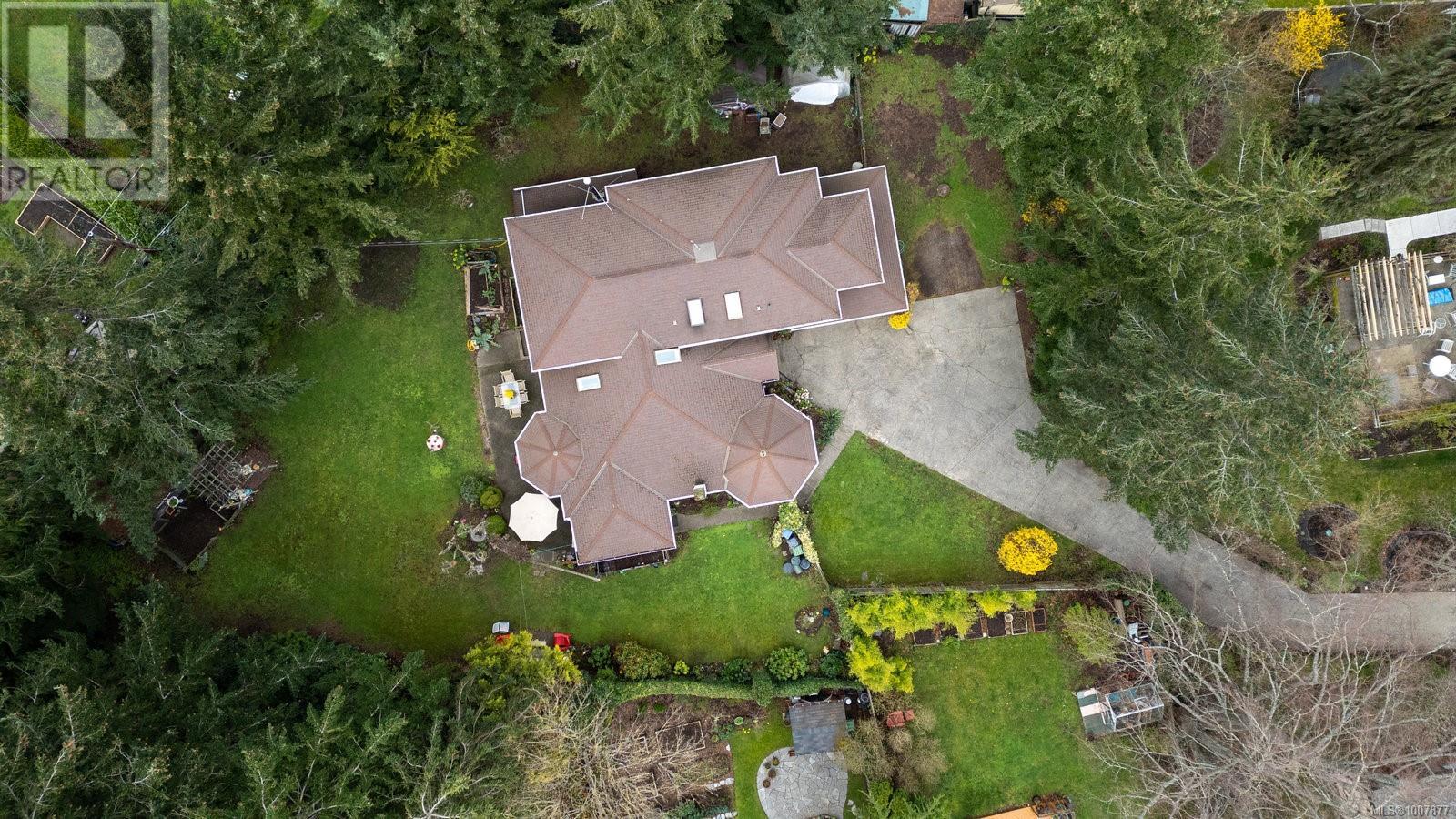 Property at 2832 Cadboro Bay Rd image 3