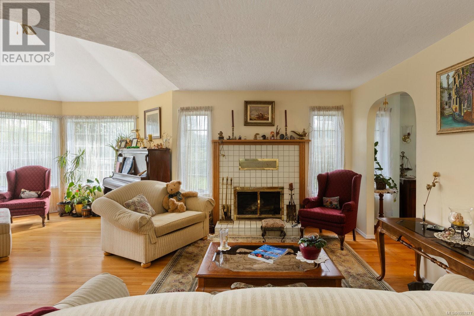 Property at 2832 Cadboro Bay Rd image 4