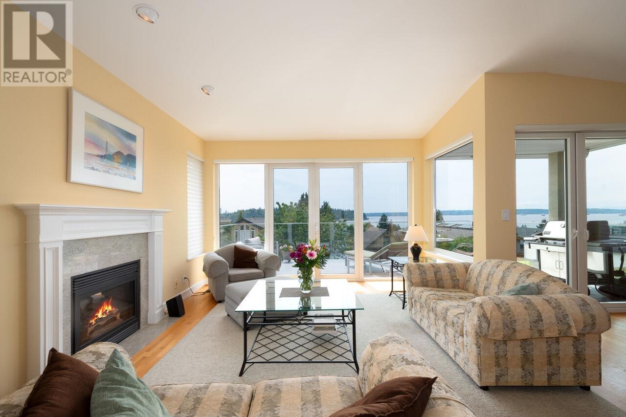 Property at 1168 ESQUIMALT AVENUE image 4