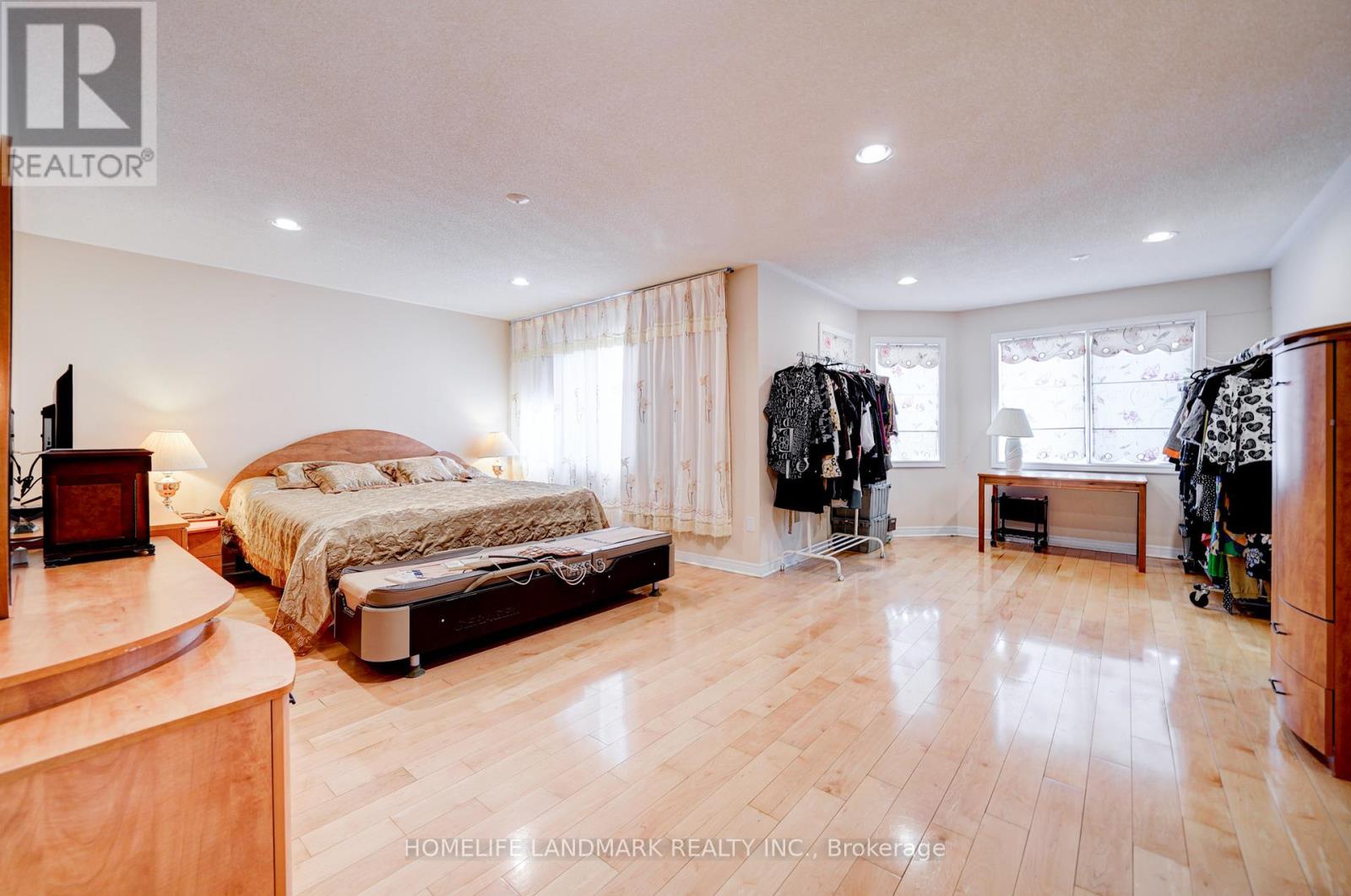 35 Forester Crescent, Markham, Ontario  L6C 1W2 - Photo 13 - N12295034