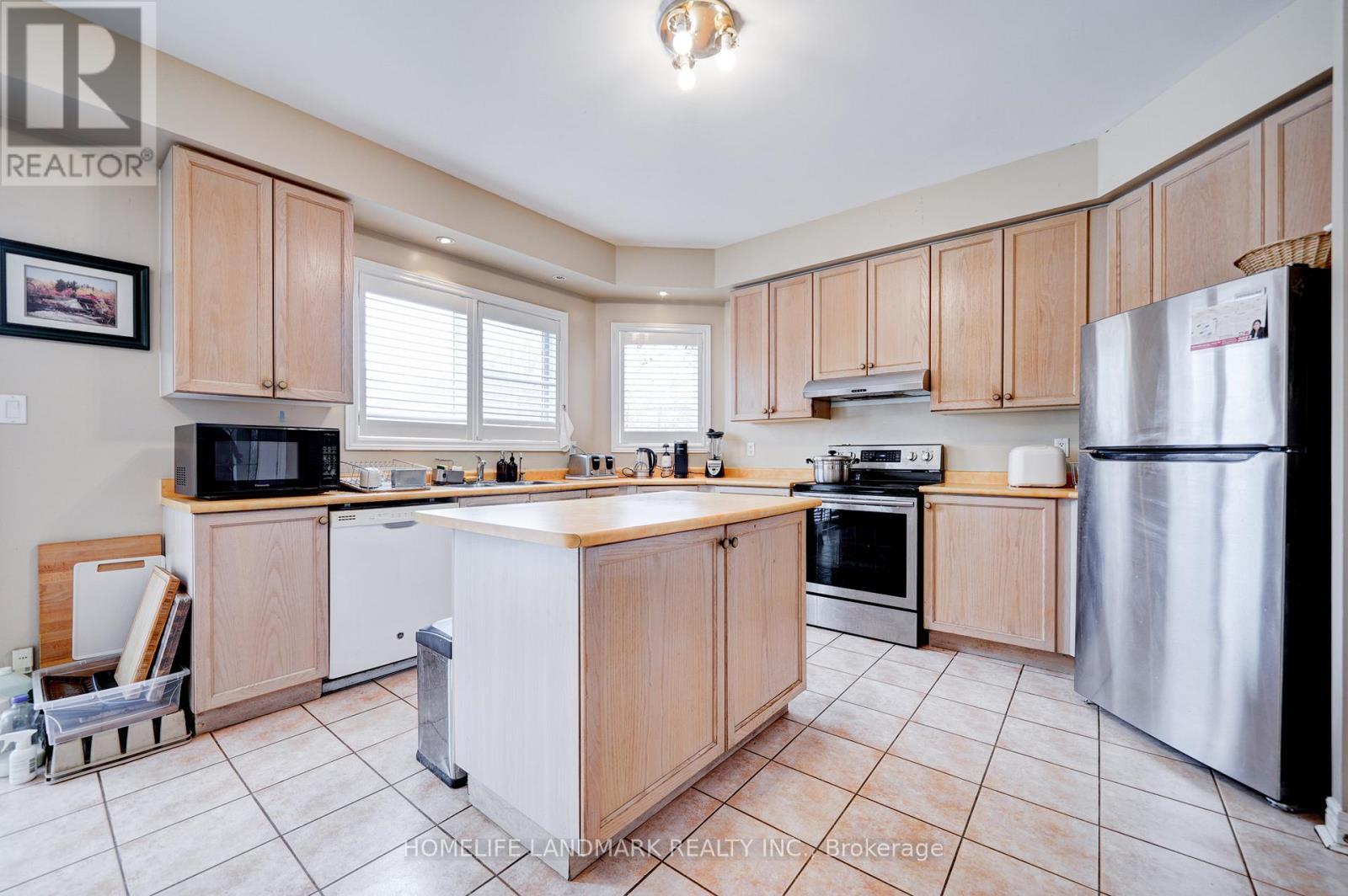 35 Forester Crescent, Markham, Ontario  L6C 1W2 - Photo 7 - N12295034