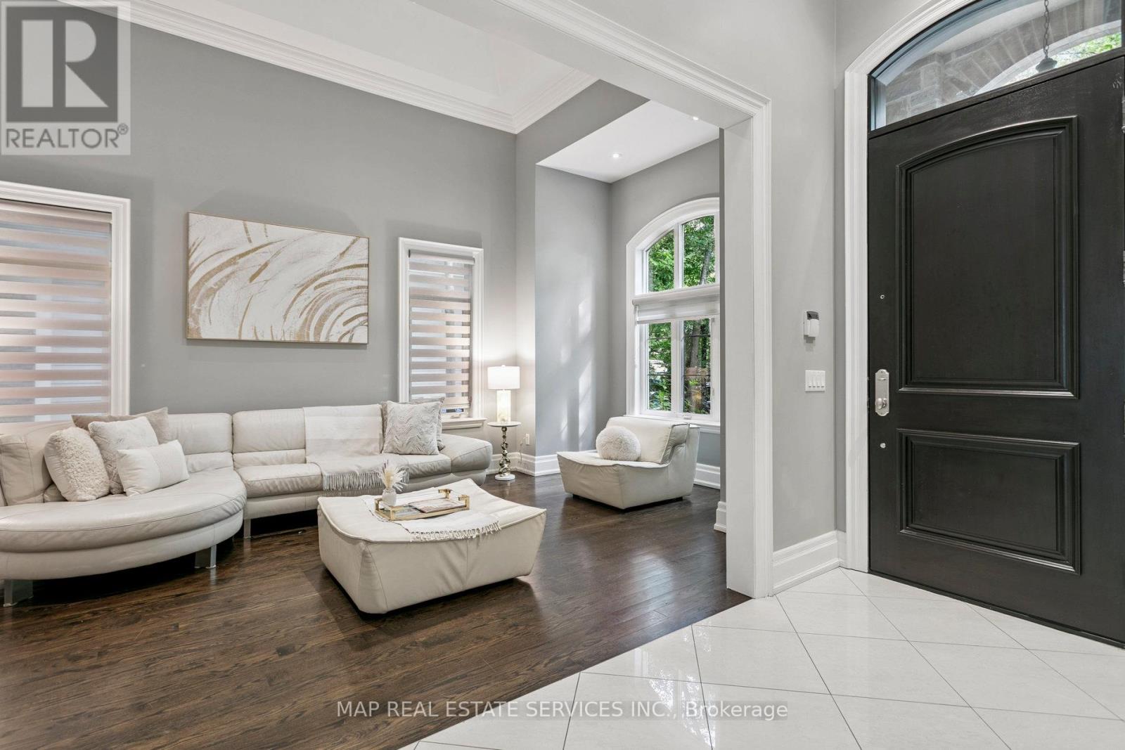 Property at 1290 LAKEBREEZE DRIVE image 4