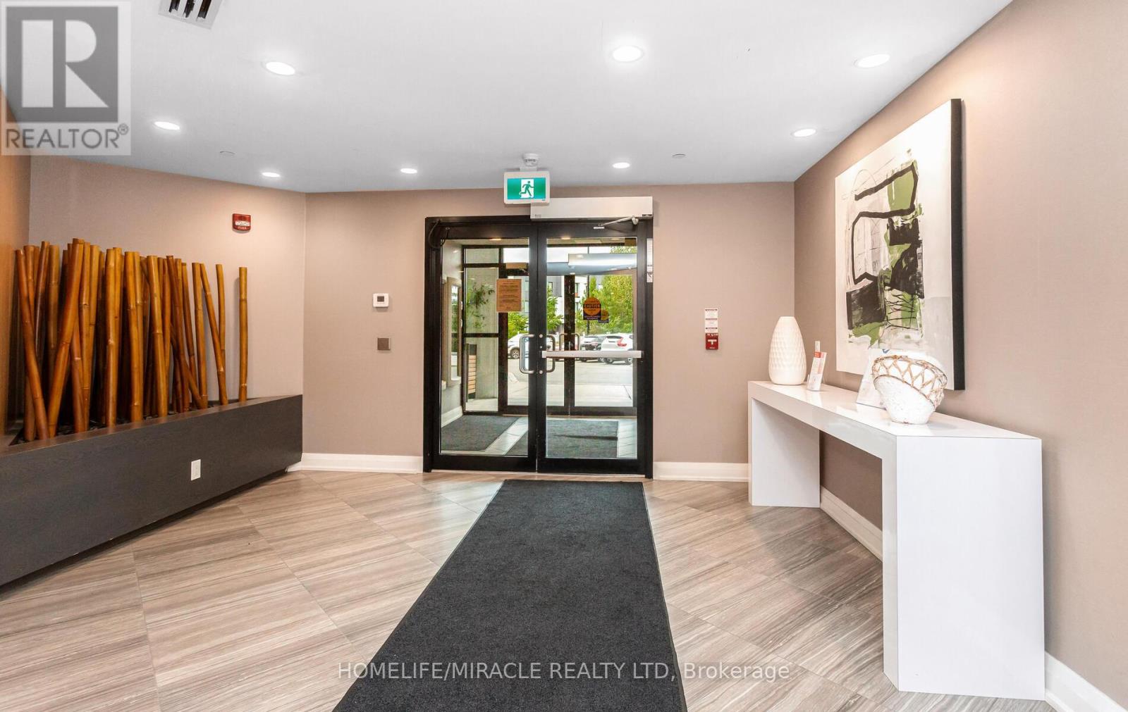 204 - 128 Grovewood Common, Oakville, Ontario  L6H 0X3 - Photo 3 - W12294974