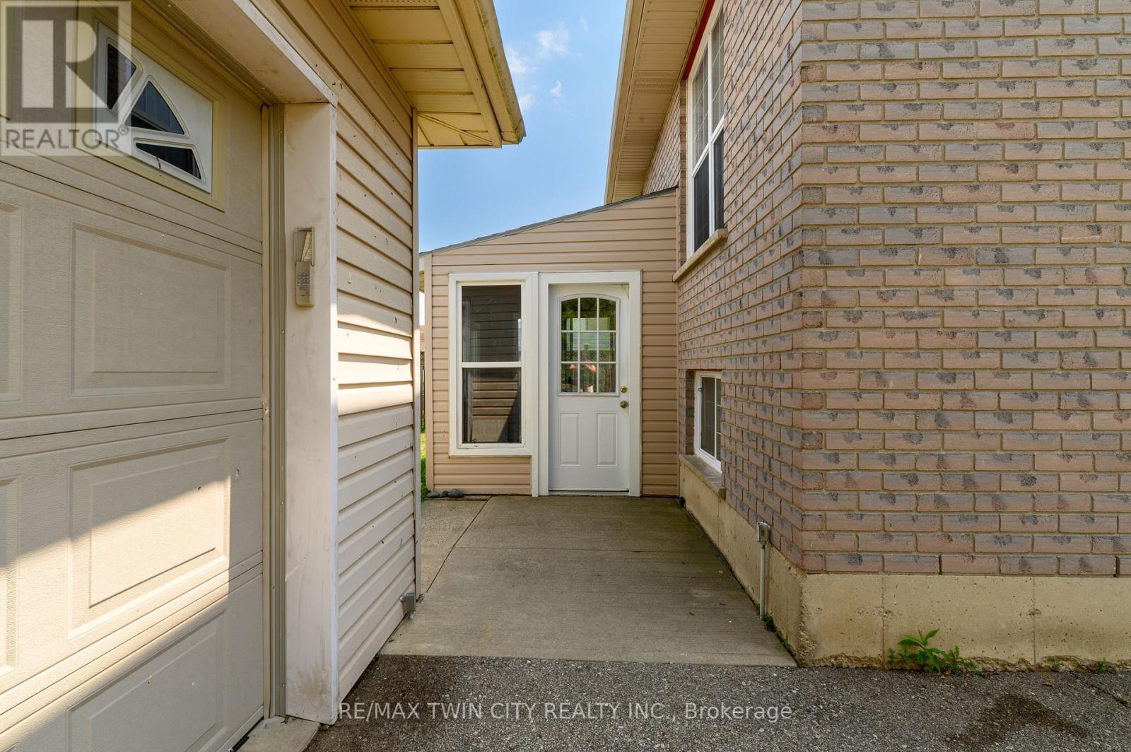 880 A Colborne Street, Brant, Ontario  N3S 3T1 - Photo 5 - X12295028