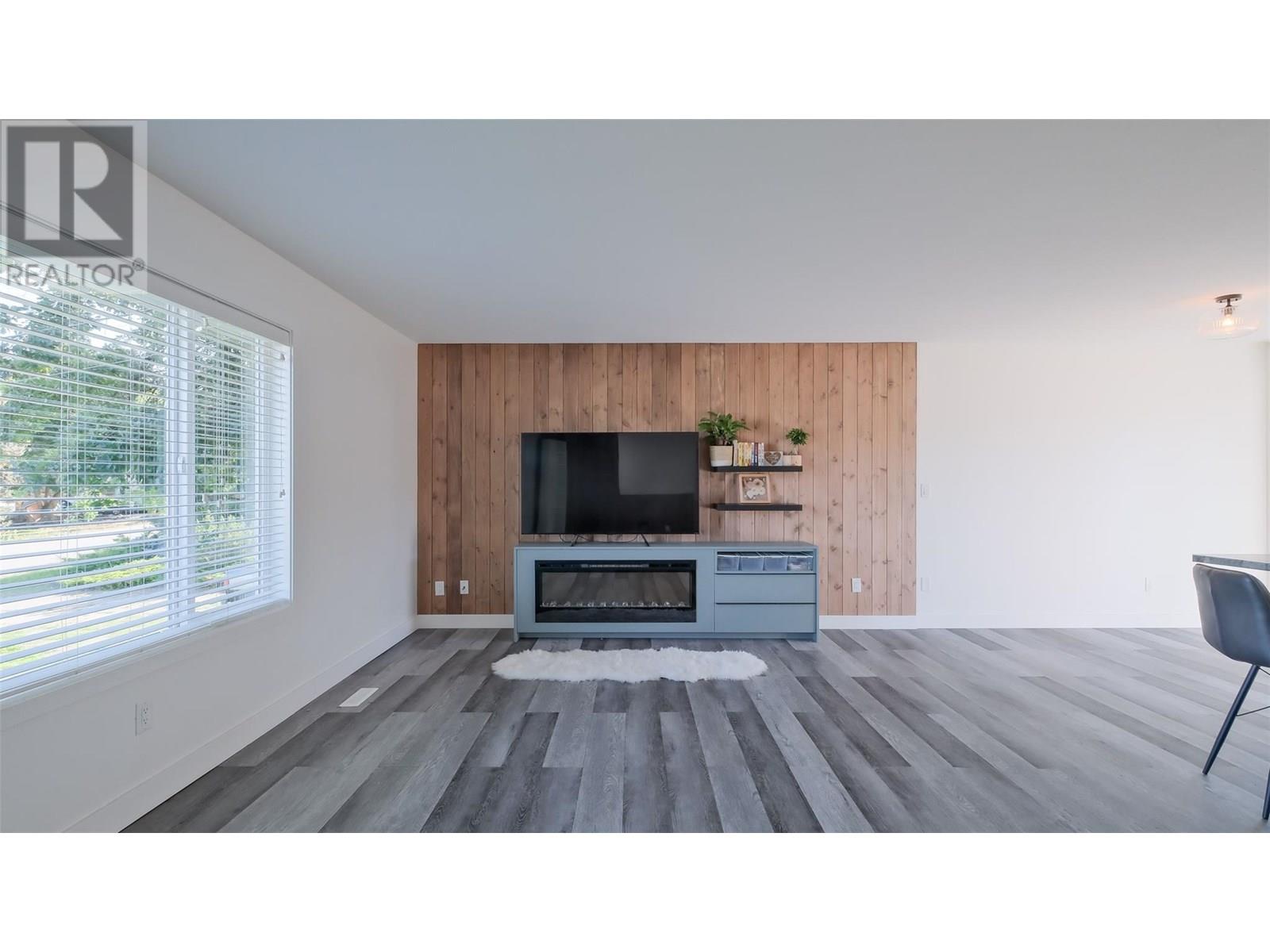 Property at 4741 Parkdale Crescent image 5