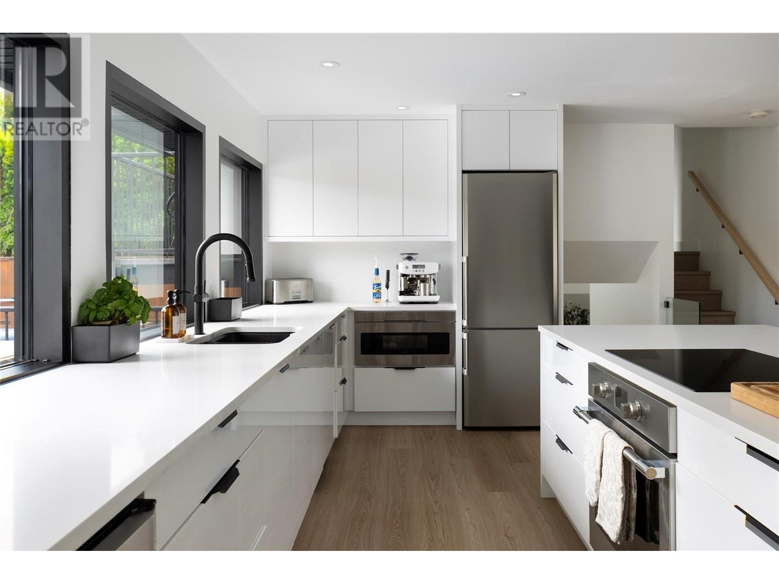 4265 Lakeshore Road, Kelowna, British Columbia  V1W 1W2 - Photo 3 - 10354209