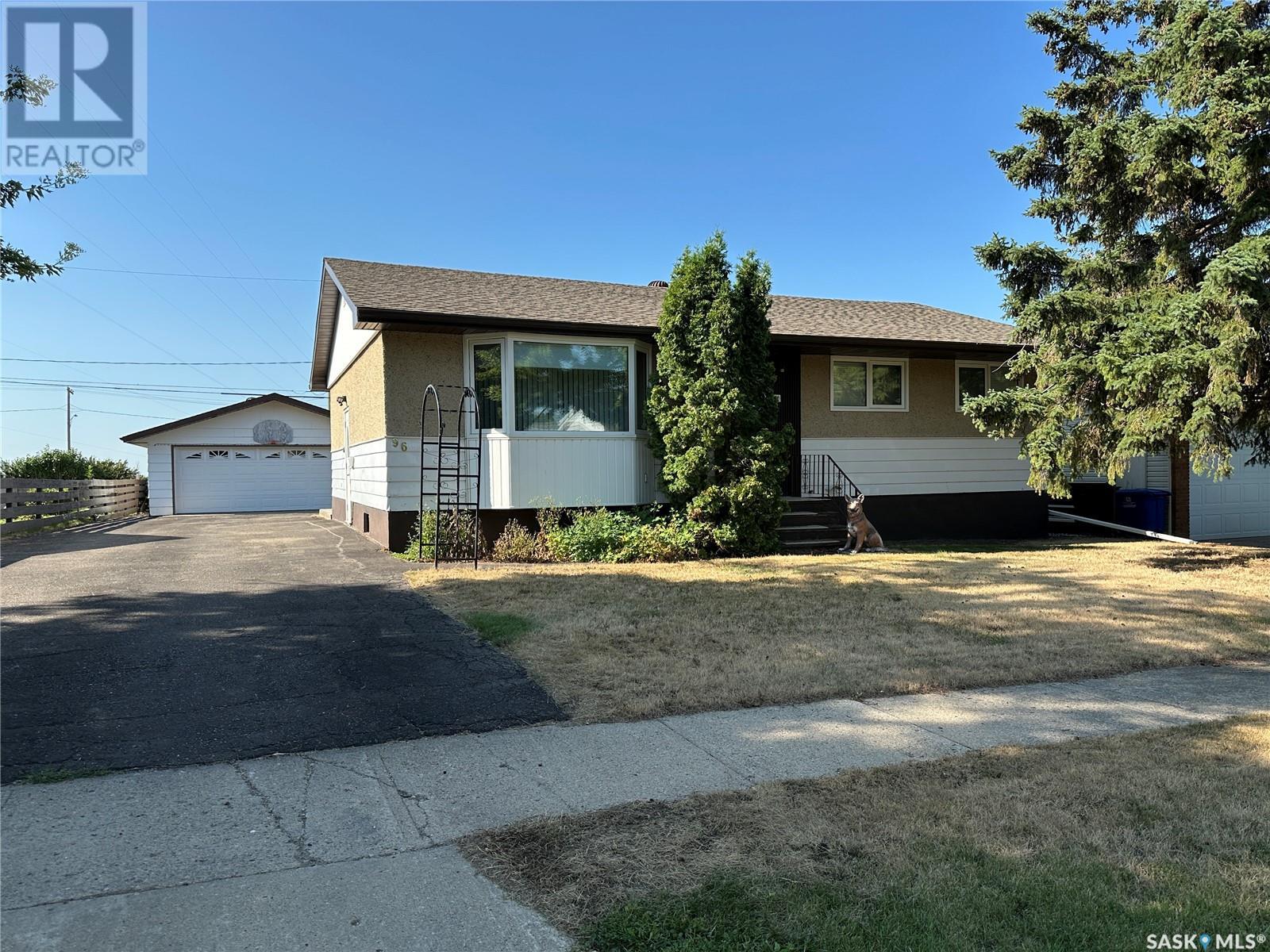 96 9th AVENUE SE, weyburn, Saskatchewan