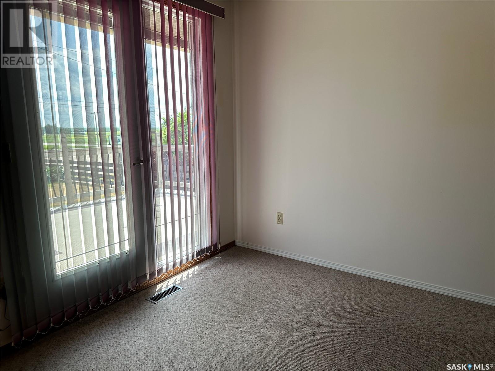96 9th Avenue Se, Weyburn, Saskatchewan  S4H 1Z7 - Photo 12 - SK013139